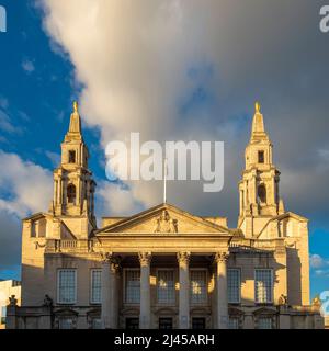 Die Doppeltürme und der Giebel der Leeds Civil Hall vom Millennium Square aus gesehen. Leeds. West Yorkshire. UK Stockfoto