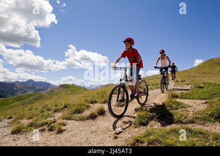 Montgenevre (Französische Alpen, Südostfrankreich): Radtour, Familien-Mountainbikefahren im oberen Teil des Skigebiets Stockfoto