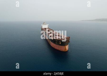 Verankertes Frachtschiff auf Nebelmeer Stockfoto