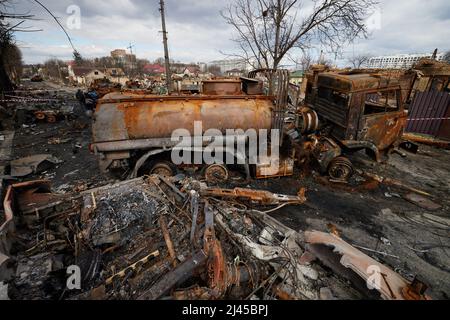 BUCHA, UKRAINE - 04. April 2022 - die Überreste einer Panzerkolonne der russischen Armee in Bucha, Ukraine, am 09. April 2022, nachdem sie von Ukrainern angegriffen worden waren Stockfoto