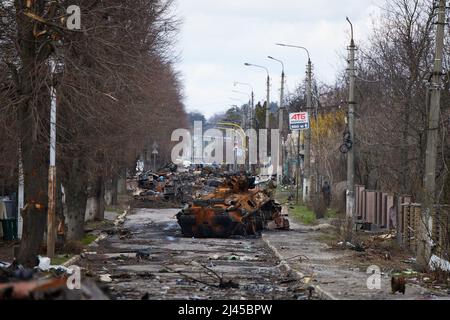 BUCHA, UKRAINE - 04. April 2022 - die Überreste einer Panzerkolonne der russischen Armee in Bucha, Ukraine, am 09. April 2022, nachdem sie von Ukrainern angegriffen worden waren Stockfoto