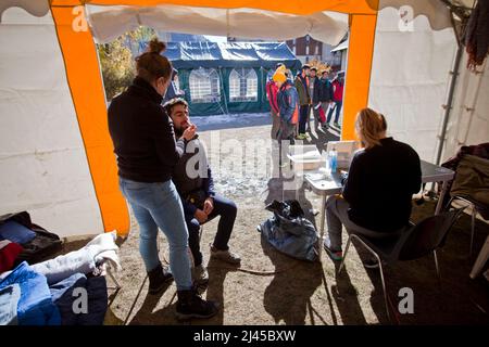 Briancon (Französische Alpen, Südostfrankreich), 5. November 2021: Antigentest durch eine Krankenschwester von „Medecins du monde“ (oder Doctors of the World) vor einem Stockfoto