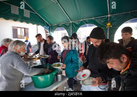 Briancon (Französische Alpen, Südostfrankreich): Essen, das von Freiwilligen zum Mittagessen verteilt wird. Die St. Catherine's Church hat über die Migranten, die die überquerten, eine reportage geführt Stockfoto