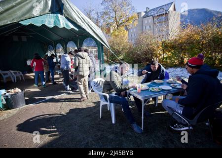 Briancon (Französische Alpen, Südostfrankreich): Essen, das von Freiwilligen zum Mittagessen verteilt wird. Die St. Catherine's Church hat über die Migranten, die die überquerten, eine reportage geführt Stockfoto