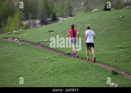 Frankreich, Département Hautes-Alpes (Oberfranzösische Alpen), Serre-Poncon (Südostfrankreich): Zwei Trailer, Laurie Phai und Nathan Richard, laufen zu Stockfoto