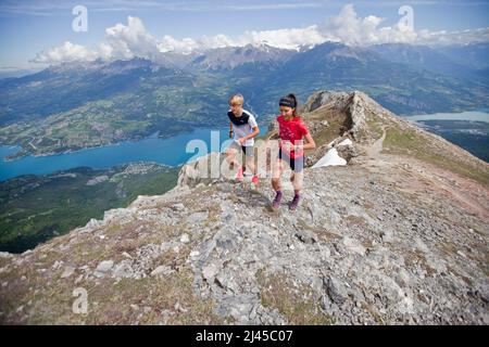 Frankreich, Département Hautes-Alpes (Oberfranzösische Alpen), Serre-Poncon (Südostfrankreich): Zwei Trailer, Laurie Phai und Nathan Richard, laufen zu Stockfoto