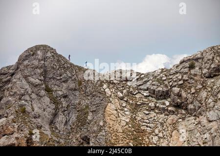 Frankreich, Département Hautes-Alpes (Oberfranzösische Alpen), Serre-Poncon (Südostfrankreich): Zwei Trailer, Laurie Phai und Nathan Richard, laufen zu Stockfoto