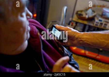 La Grave (Südostfrankreich): Florian, Bezirksschwester, besucht Patienten, die das abgelegene Dorf La Grave und die umliegenden Dörfer Hau verlassen Stockfoto