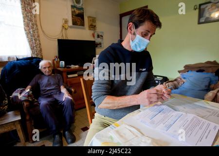 La Grave (Südostfrankreich): Florian, Bezirksschwester, besucht Patienten, die das abgelegene Dorf La Grave und die umliegenden Dörfer Hau verlassen Stockfoto