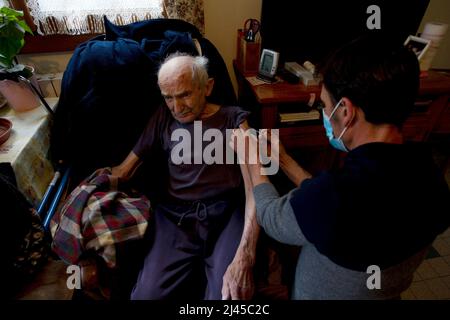 La Grave (Südostfrankreich): Florian, Bezirksschwester, besucht Patienten, die das abgelegene Dorf La Grave und die umliegenden Dörfer Hau verlassen Stockfoto