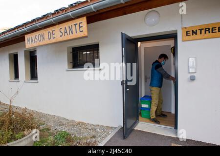 La Grave (Südostfrankreich): Florian, Bezirksschwester, besucht Patienten, die das abgelegene Dorf La Grave und die umliegenden Dörfer Hau verlassen Stockfoto