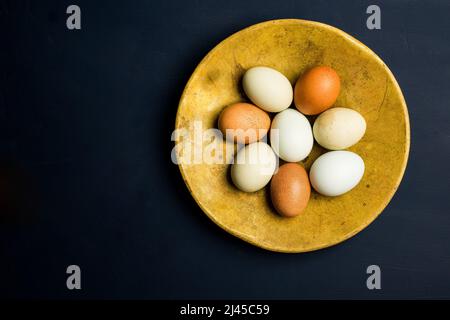 Frische bunte rohe Eier Stockfoto