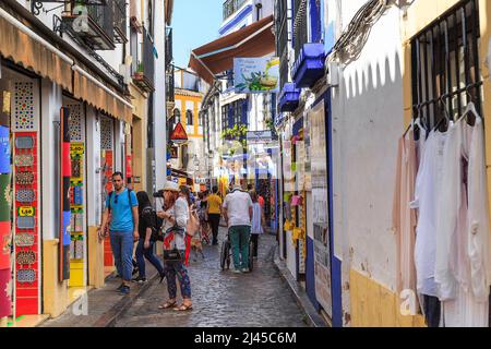 CORDOBA, SPANIEN - 23. MAI 2017: Unbekannte Touristen inspizieren die Häuser und Straßen des mittelalterlichen jüdischen Viertels (Juderia). Stockfoto