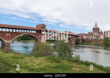 PAVIA, ITALIEN - 15. MAI 2018: Dies ist die Ponte Coperto, die historische charmante überdachte Brücke mit Kapelle. Stockfoto