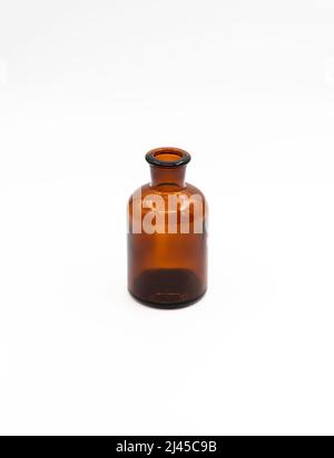 Dunkle Glasflasche isoliert auf weißem Hintergrund. Hochwertige Fotos Stockfoto