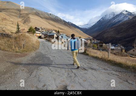 La Grave (Südostfrankreich): Florian, Bezirksschwester, besucht Patienten, die das abgelegene Dorf La Grave und die umliegenden Dörfer Hau verlassen Stockfoto