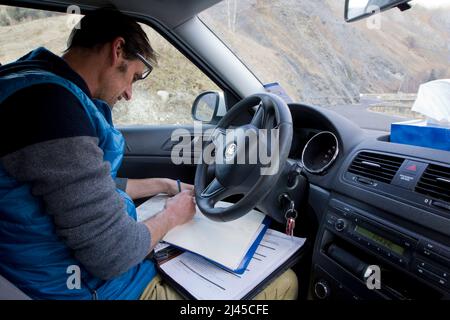 La Grave (Südostfrankreich): Florian, Bezirksschwester, besucht Patienten, die das abgelegene Dorf La Grave und die umliegenden Dörfer Hau verlassen Stockfoto