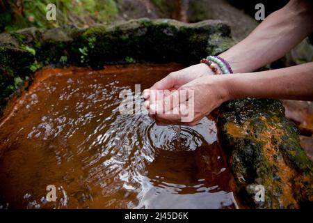 Chaudefour-Tal (Zentral-Südfrankreich): Eisenhaltige Quelle von Sainte-Anne Stockfoto