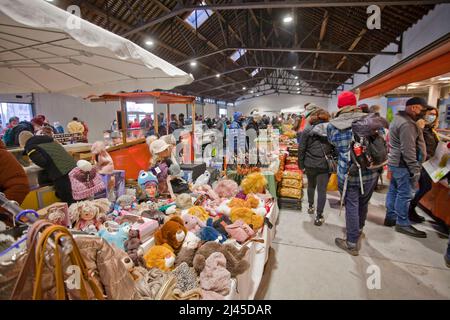 Briancon (Französische Alpen, Südostfrankreich), 22. Dezember 2021: Eröffnung der Markthalle, der ersten in den südlichen französischen Alpen. Atmosphäre Stockfoto