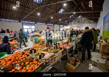 Briancon (Französische Alpen, Südostfrankreich), 22. Dezember 2021: Eröffnung der Markthalle, der ersten in den südlichen französischen Alpen. Atmosphäre Stockfoto