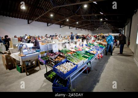 Briancon (Französische Alpen, Südostfrankreich), 22. Dezember 2021: Eröffnung der Markthalle, der ersten in den südlichen französischen Alpen. Atmosphäre Stockfoto