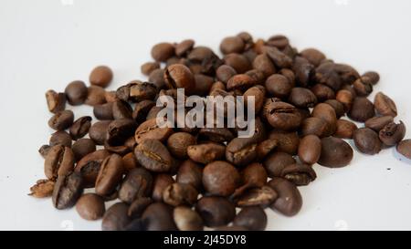 Detail der gerösteten Robusta-Kaffeebohnen, hergestellt in Toraja Indonesien. Stockfoto