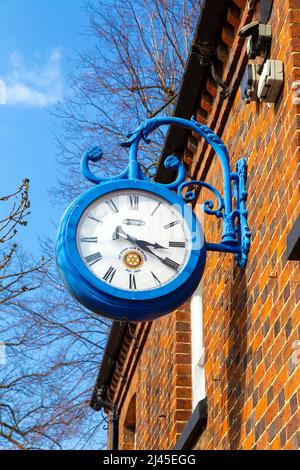 Blaue Uhr, die vom Rotary Club zur Feier von 50 Jahren ihres Dienstes in der Baldock-Gemeinde in Hertfordshire, Großbritannien, geschenkt wurde Stockfoto