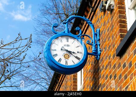 Blaue Uhr, die vom Rotary Club zur Feier von 50 Jahren ihres Dienstes in der Baldock-Gemeinde in Hertfordshire, Großbritannien, geschenkt wurde Stockfoto