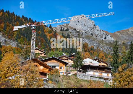 Le Grand-Bornand (Französische Alpen, Mittelost-Frankreich): Bergchalet im Bau Stockfoto