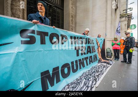 London, Großbritannien. 12 April 2022. Extinction Rebellion schließt Lloyds of London als Teil ihrer Aprilrebellion in London. Sie zielen darauf ab, disruptive Maßnahmen zu ergreifen, um die „Klima- und ökologische Notlage“ zu stoppen. Sie fordern auch, dass Lloyds die Versicherung der fossilen Energiewirtschaft einstelle. Kredit: Guy Bell/Alamy Live Nachrichten Stockfoto