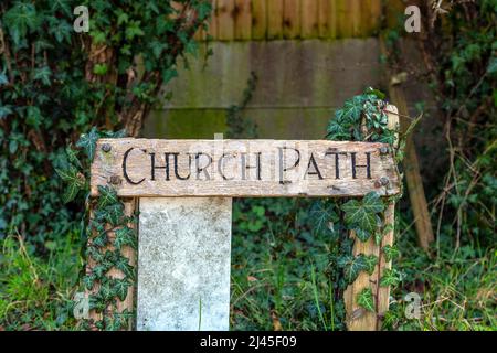 Holzschild mit der Aufschrift „Church Path“ im Dorf Little Wymondley, Hertfordshire, Großbritannien Stockfoto