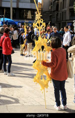 Elche, Alicante, Spanien - 10. April 2022: Menschen mit weißen Palmen zum Palmsonntag der Karwoche von Elche Stockfoto