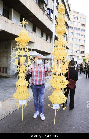 Elche, Alicante, Spanien - 10. April 2022: Menschen mit weißen Palmen zum Palmsonntag der Karwoche von Elche Stockfoto