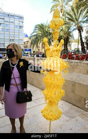 Elche, Alicante, Spanien - 10. April 2022: Menschen mit weißen Palmen zum Palmsonntag der Karwoche von Elche Stockfoto
