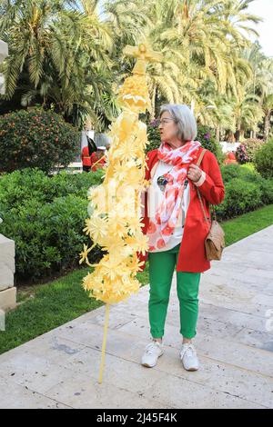 Elche, Alicante, Spanien - 10. April 2022: Menschen mit weißen Palmen zum Palmsonntag der Karwoche von Elche Stockfoto