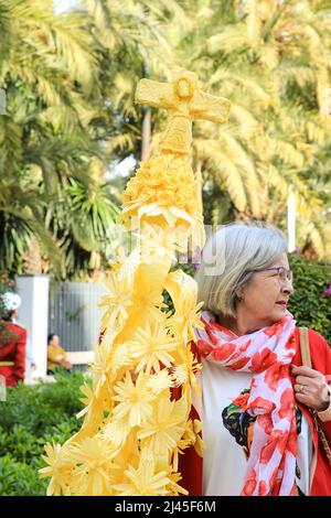 Elche, Alicante, Spanien - 10. April 2022: Menschen mit weißen Palmen zum Palmsonntag der Karwoche von Elche Stockfoto