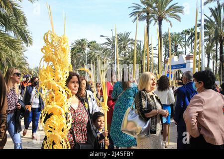 Elche, Alicante, Spanien - 10. April 2022: Menschen mit weißen Palmen zum Palmsonntag der Karwoche von Elche Stockfoto