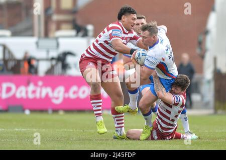 Wakefield, England - 10.. April 2022 - Matty Ashurst von Wakefield Trinity wird von Patrick Mago und John Bateman von Wigan Warriors angegangen. Rugby League Betfred Super Challenge Cup Quarter Finals Wakefield Trinity vs Wigan Warriors im Be Well Support Stadium, Wakefield, UK Dean Williams Stockfoto