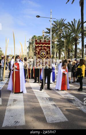 Elche, Alicante, Spanien - 10. April 2022: Menschen mit weißen Palmen zum Palmsonntag der Karwoche von Elche Stockfoto