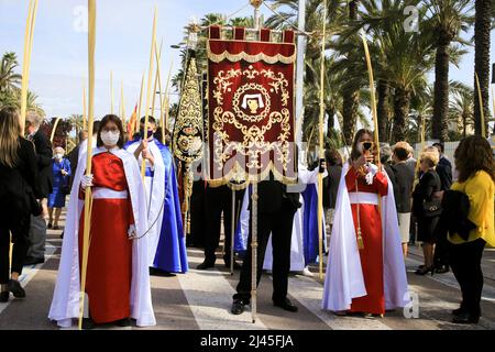 Elche, Alicante, Spanien - 10. April 2022: Menschen mit weißen Palmen zum Palmsonntag der Karwoche von Elche Stockfoto