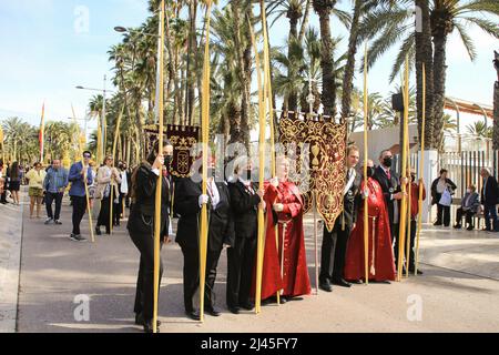 Elche, Alicante, Spanien - 10. April 2022: Menschen mit weißen Palmen zum Palmsonntag der Karwoche von Elche Stockfoto