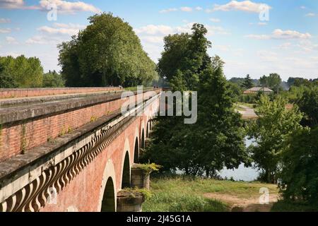 Moissac (Südwestfrankreich): Schiffbares Aquädukt Òpont-Canal du CacorÓ. Wasserbrücke zwischen der Garonne und dem Fluss Tarn. Detail der Bögen in Stockfoto