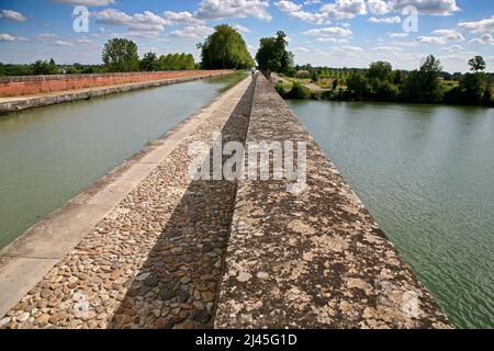 Moissac (Südwestfrankreich): Schiffbares Aquädukt Òpont-Canal du CacorÓ. Wasserbrücke zwischen der Garonne und dem Fluss Tarn Stockfoto