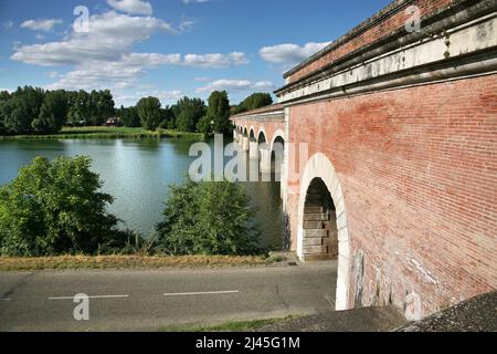 Moissac (Südwestfrankreich): Schiffbares Aquädukt Òpont-Canal du CacorÓ. Wasserbrücke zwischen der Garonne und dem Fluss Tarn. Detail der Bögen in Stockfoto