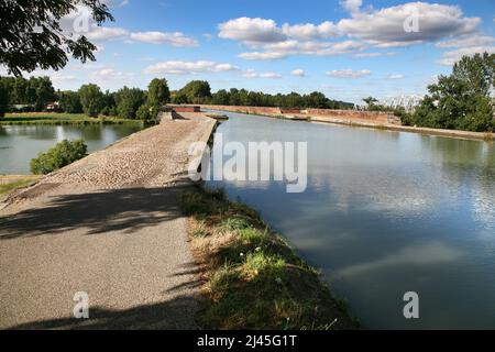 Moissac (Südwestfrankreich): Schiffbares Aquädukt Òpont-Canal du CacorÓ. Wasserbrücke zwischen der Garonne und dem Fluss Tarn Stockfoto