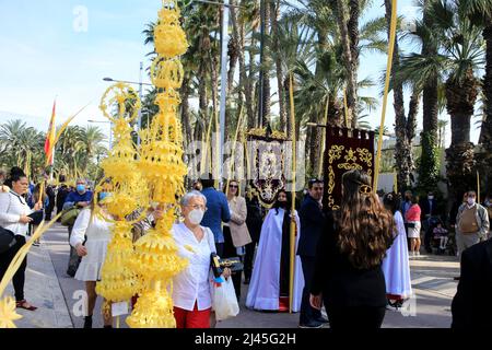 Elche, Alicante, Spanien - 10. April 2022: Menschen mit weißen Palmen zum Palmsonntag der Karwoche von Elche Stockfoto