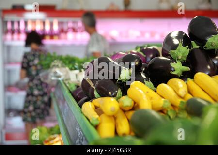 Obst und Gemüse in einem Genossenschaftsladen eines Produzenten, lokales Vertriebsnetz: Gelbe Zucchini und Auberginen Stockfoto