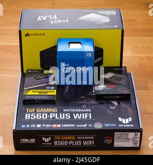 Tambow, Russische Föderation - 07. April 2022 Boxen mit brandneuen Komponenten in ihnen für den Bau eines neuen PCs. Asus TUF Gaming-Motherboard, Intel Core i5 Stockfoto