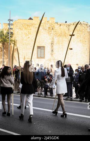 Elche, Alicante, Spanien - 10. April 2022: Menschen mit weißen Palmen zum Palmsonntag der Karwoche von Elche Stockfoto