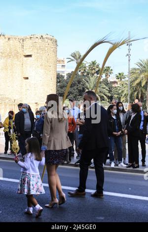 Elche, Alicante, Spanien - 10. April 2022: Menschen mit weißen Palmen zum Palmsonntag der Karwoche von Elche Stockfoto